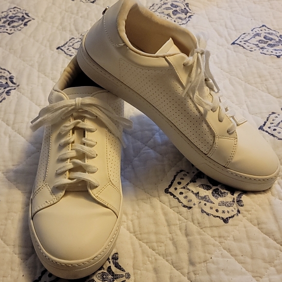 Steve Madden Other - Steve Madden Faux Leather White Low Tops Sz 10